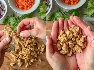Tempeh wird mit den Fingern in feine Stücke gebrochen
