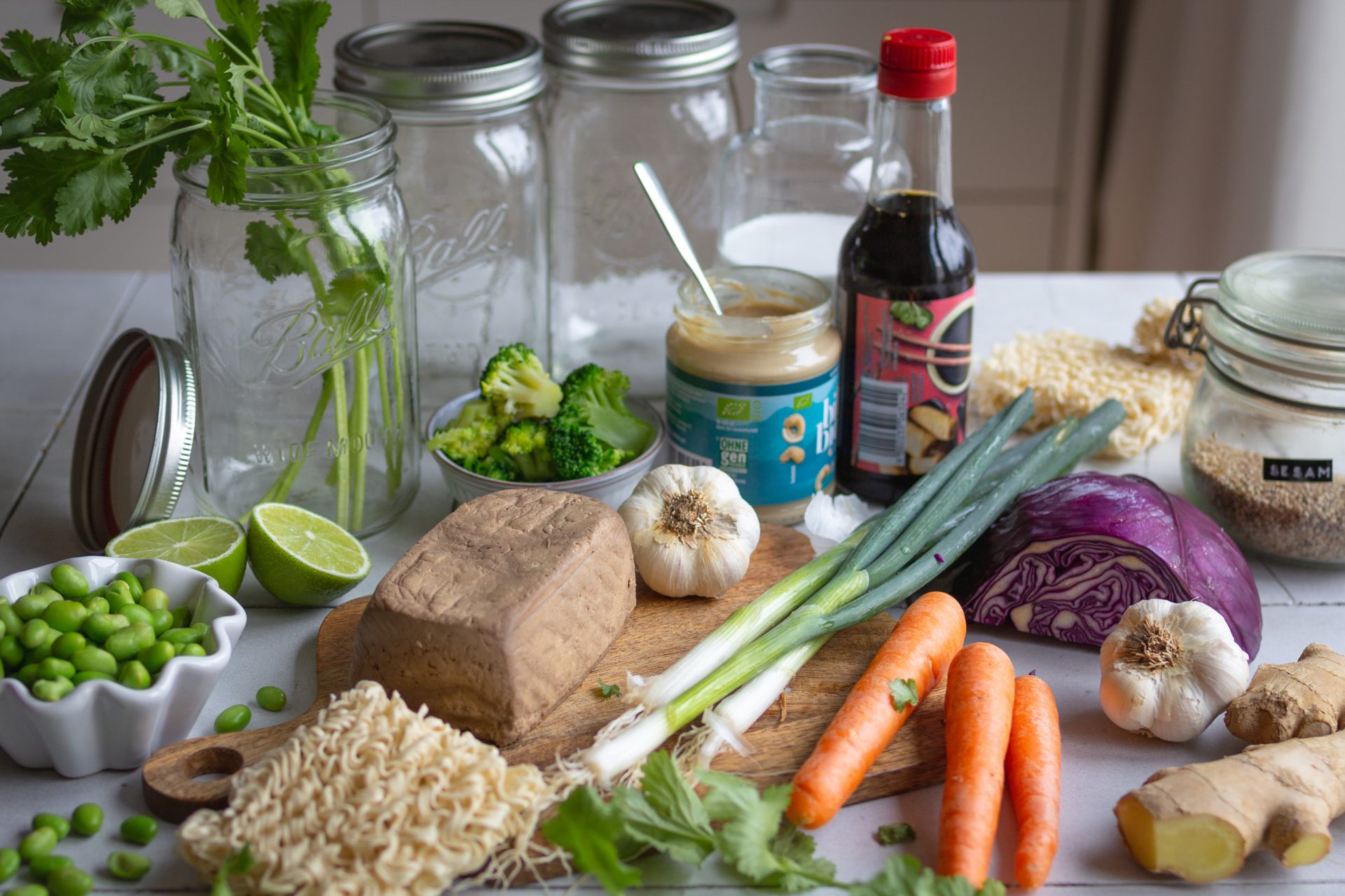 Zutaten für eine Kokos-Mie-Nudelsuppe im Glas. Aufgestellt auf einer Arbeitsfläche