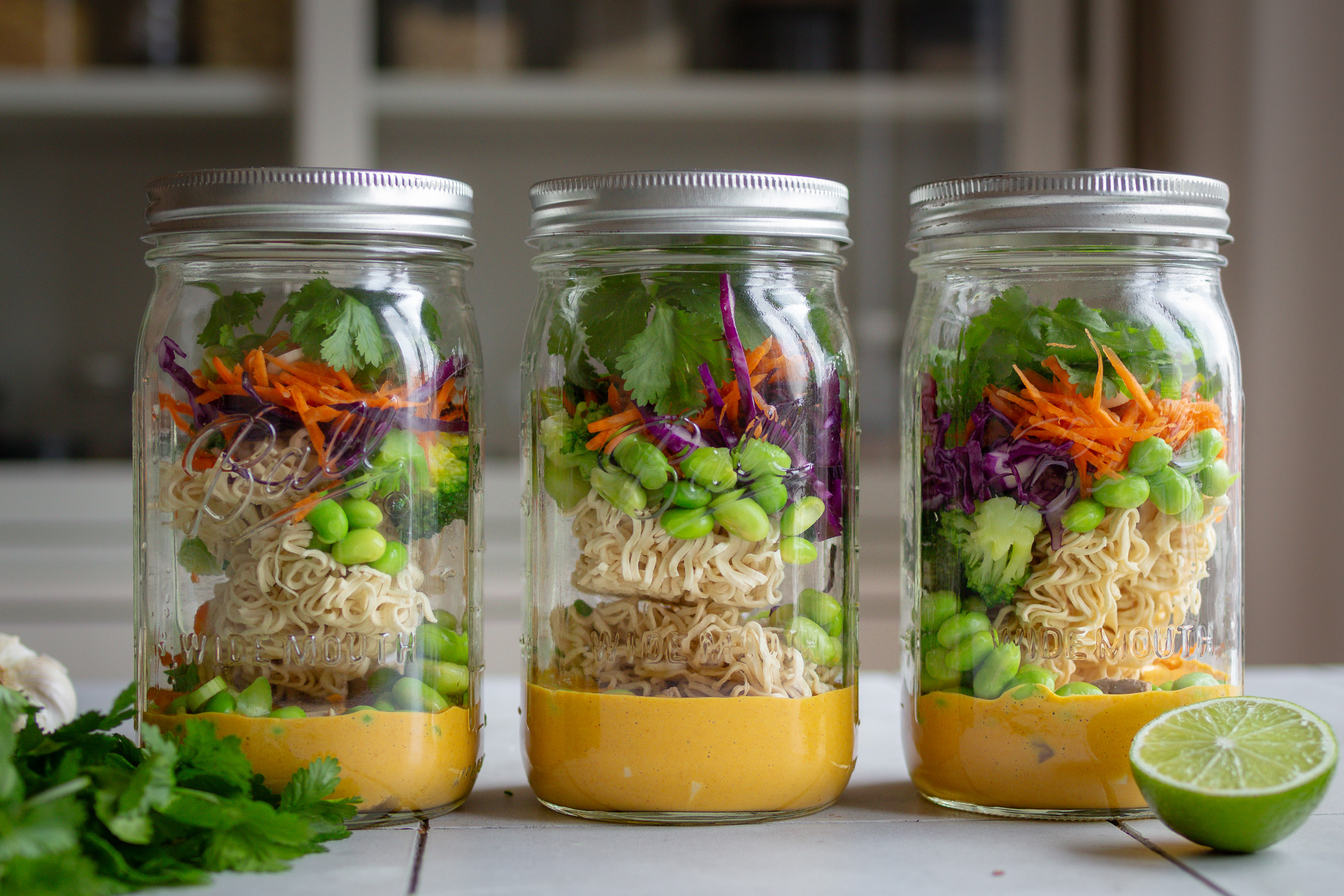 Veganes Meal Prep Rezept: Kokos-Mie-Nudelsuppe im Glas