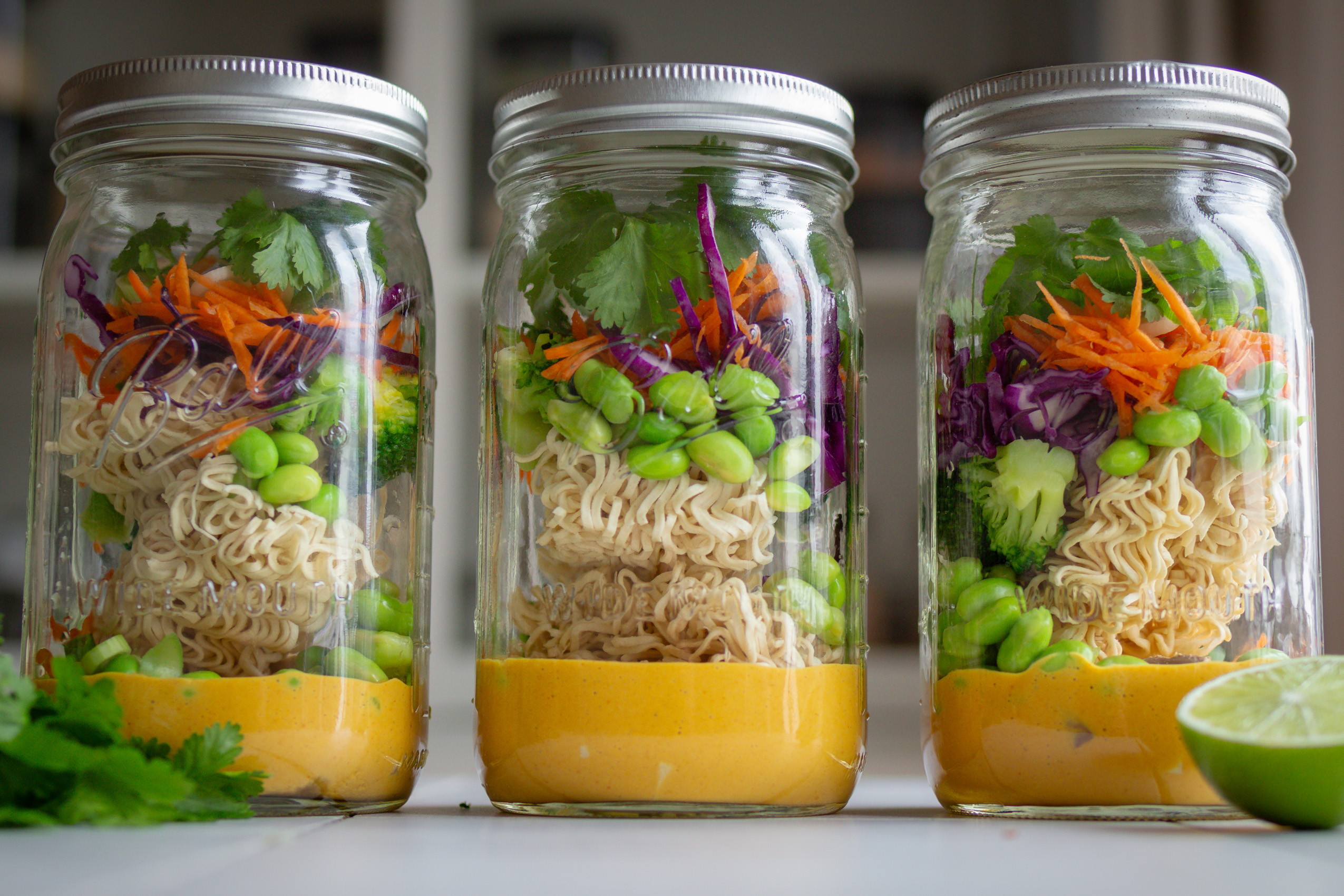 Veganes Meal Prep Rezept: Kokos-Mie-Nudelsuppe im Glas
