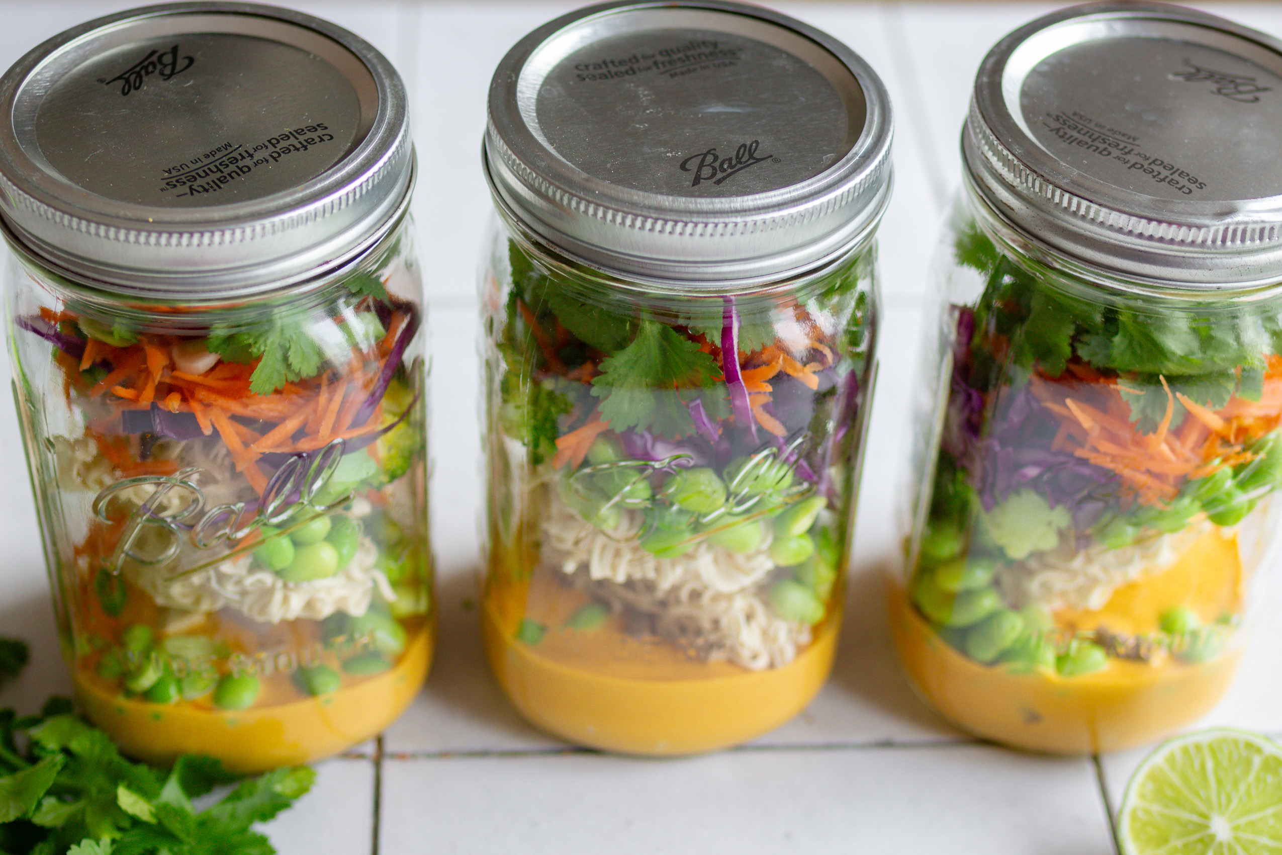 Veganes Meal Prep Rezept: Kokos-Mie-Nudelsuppe im Glas
