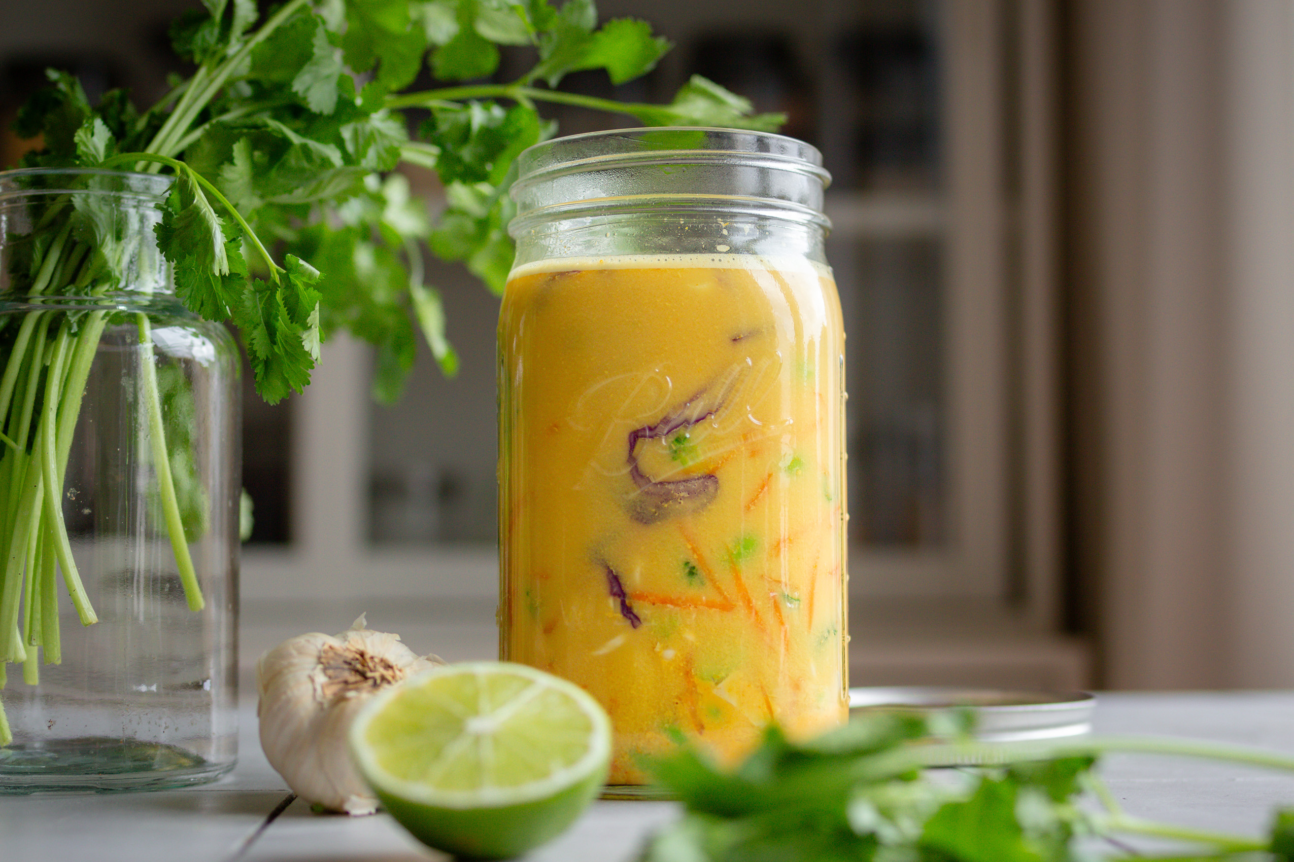 Veganes Meal Prep Rezept: Kokos-Mie-Nudelsuppe im Glas