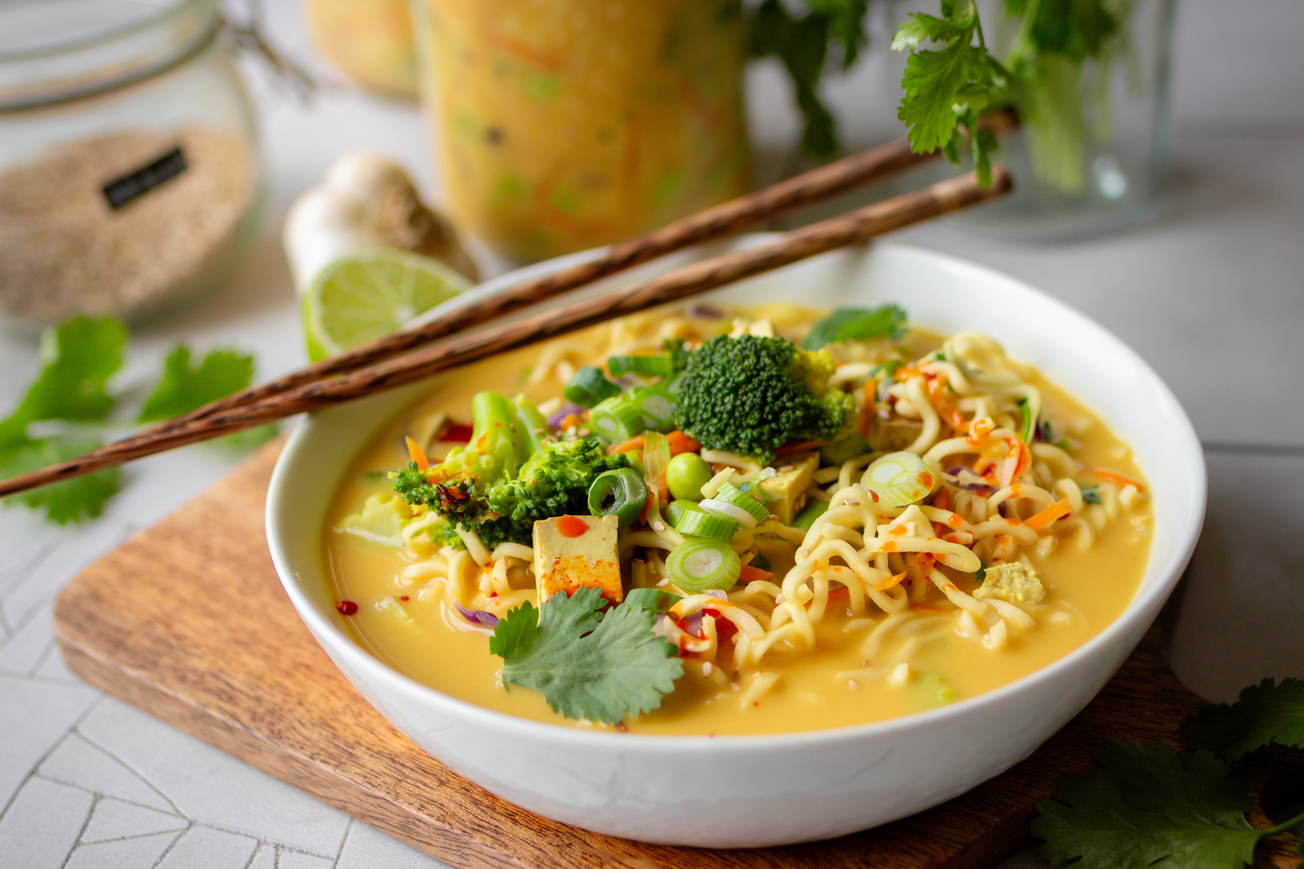 Veganes Meal Prep Rezept: Kokos-Mie-Nudelsuppe im Glas
