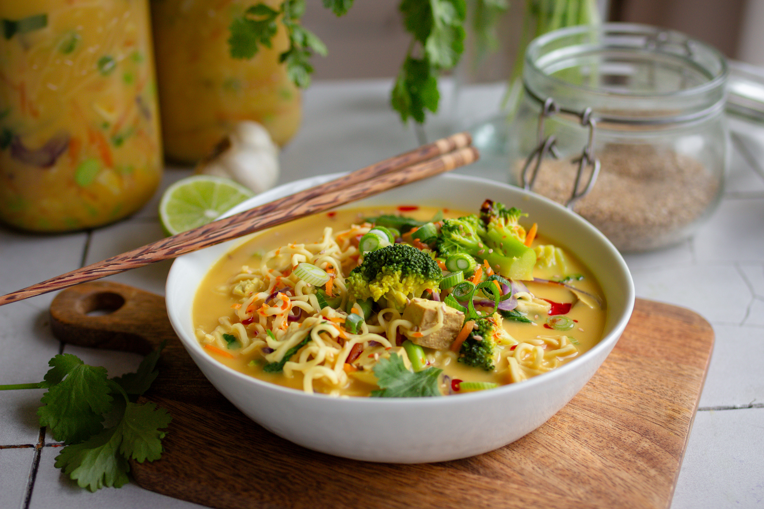 Veganes Meal Prep Rezept: Kokos-Mie-Nudelsuppe im Glas
