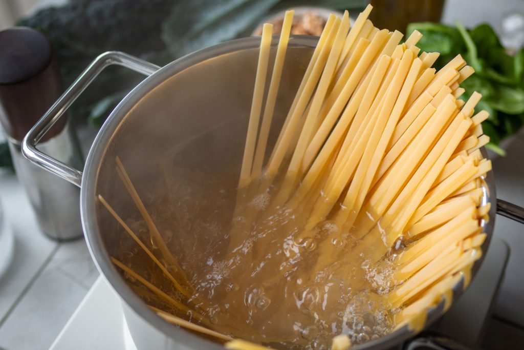 Hartweizenpasta in einem Topf mit kochendem Wasser
