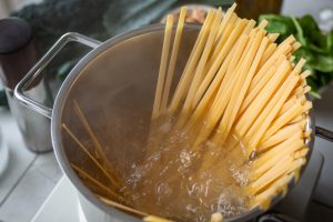 Hartweizenpasta in einem Topf mit kochendem Wasser