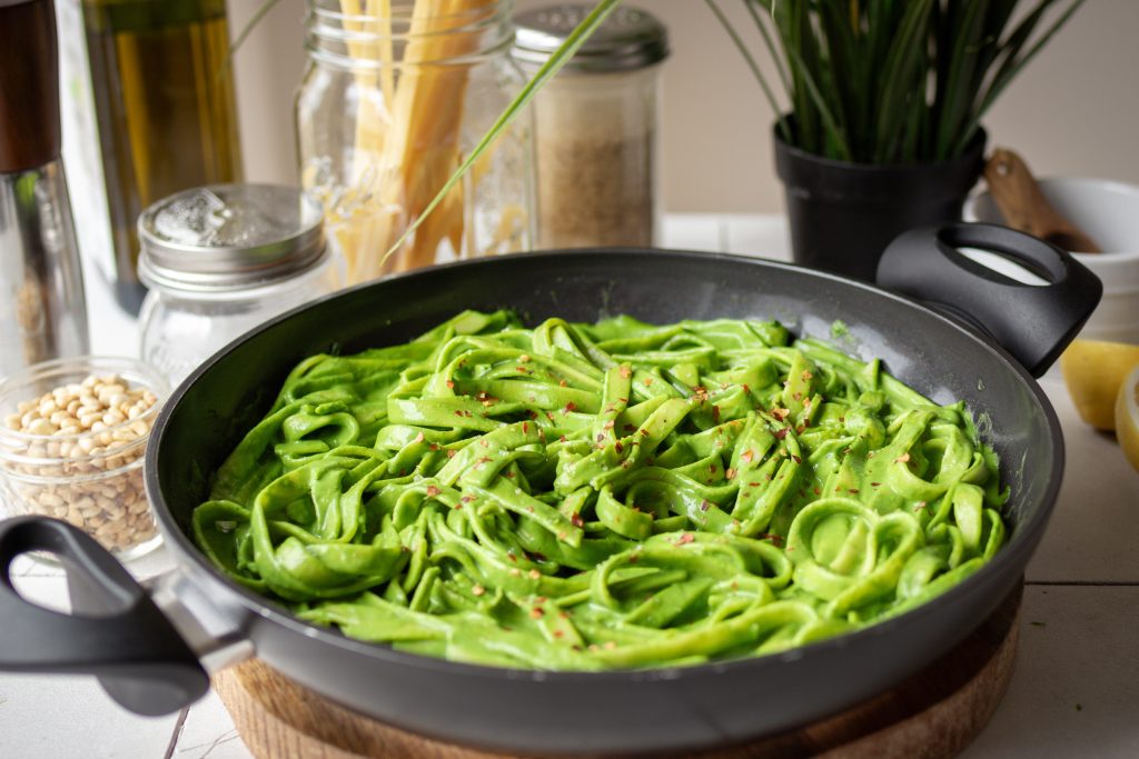 Vegane Schwarzkohlpasta in einer Servierpfanne angerichtet