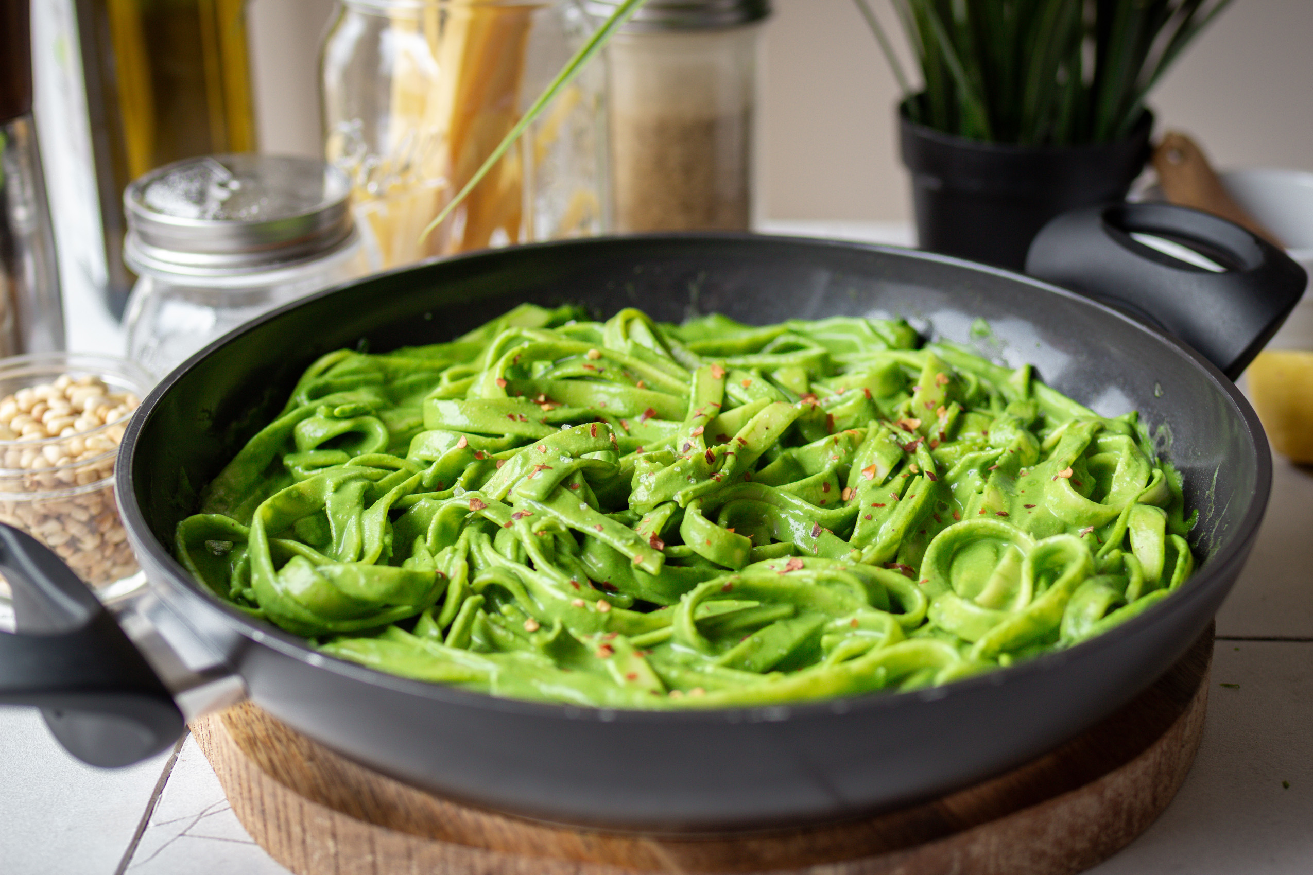 Vegane Schwarzkohlpasta in einer Servierpfanne angerichtet