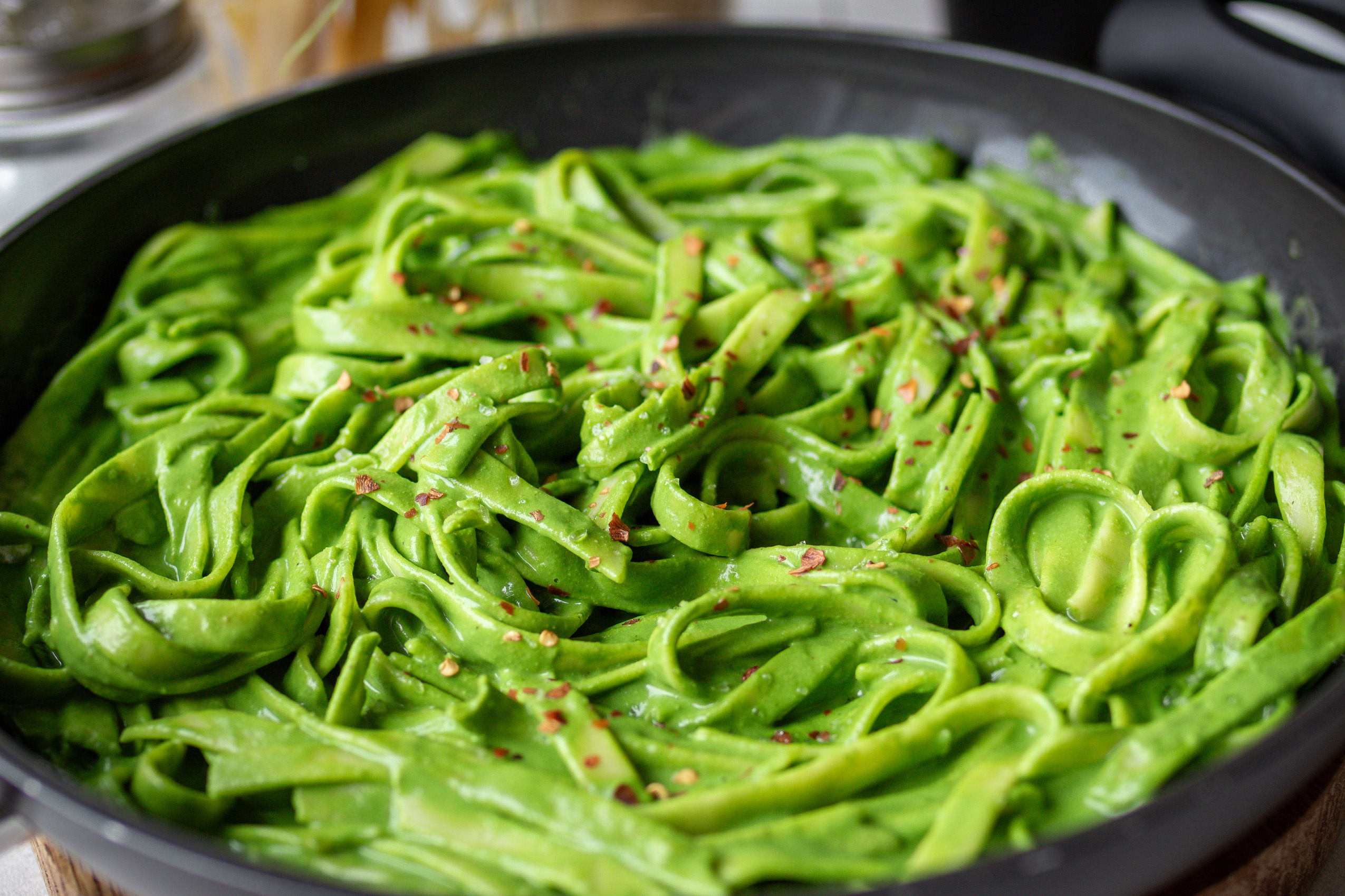 Vegane Schwarzkohlpasta in einer Servierpfanne angerichtet