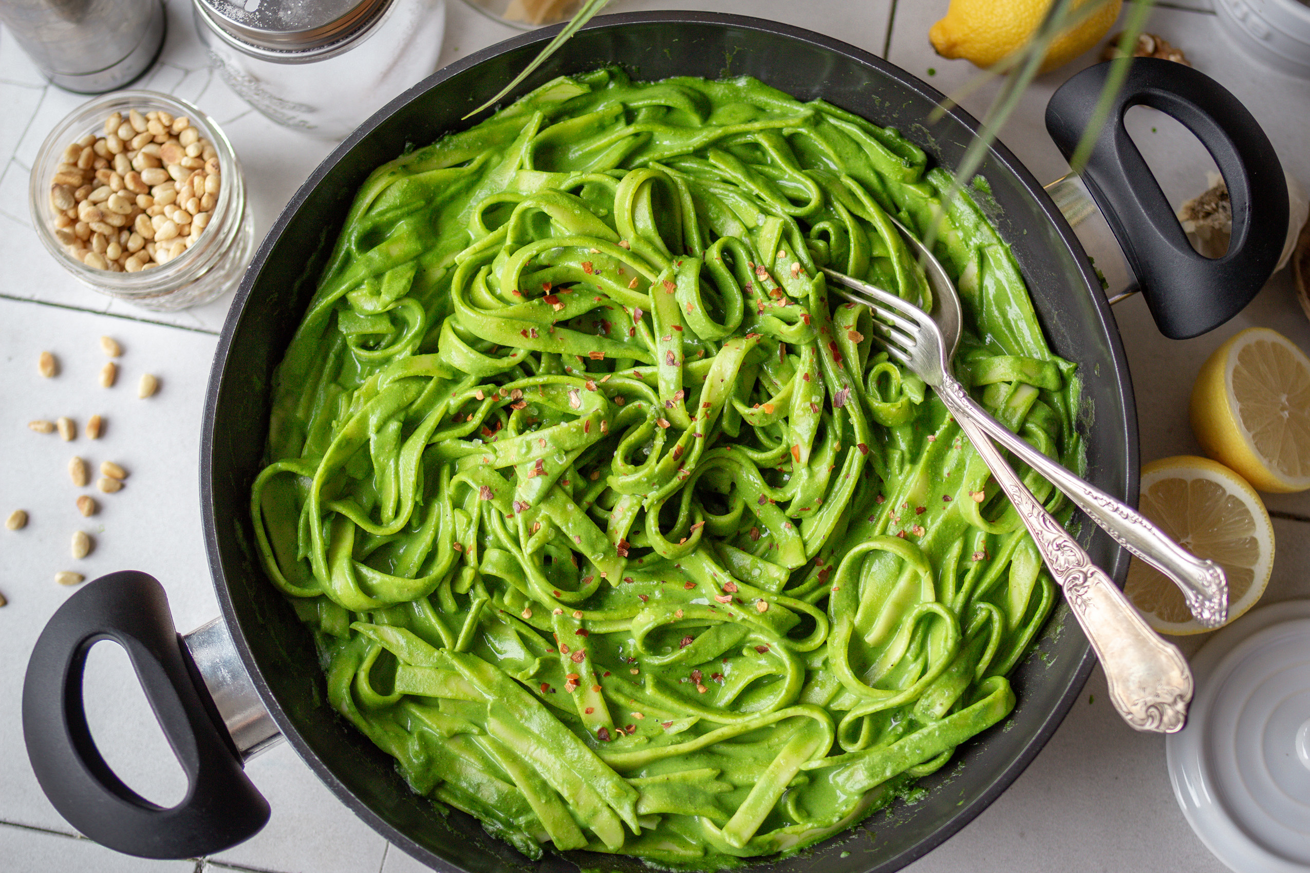 Vegane Schwarzkohlpasta in einer Servierpfane angerichtet