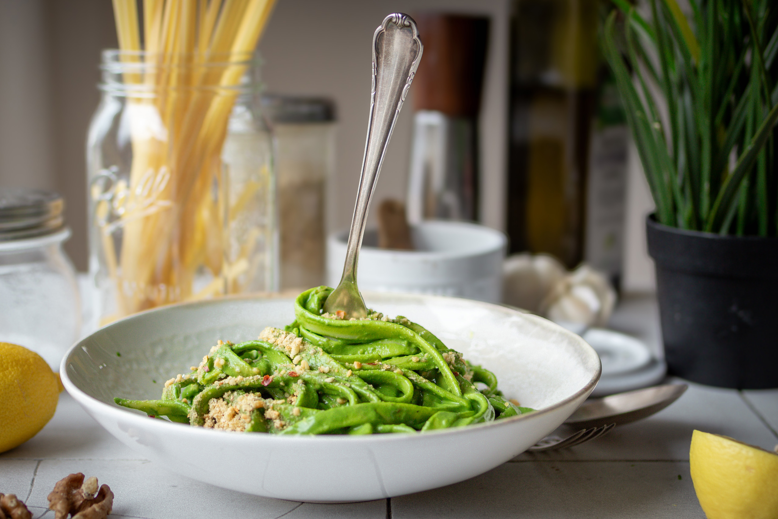 Vegane Schwarzkohlpasta - Teler mit Pasta auf einem Tisch angerichtet